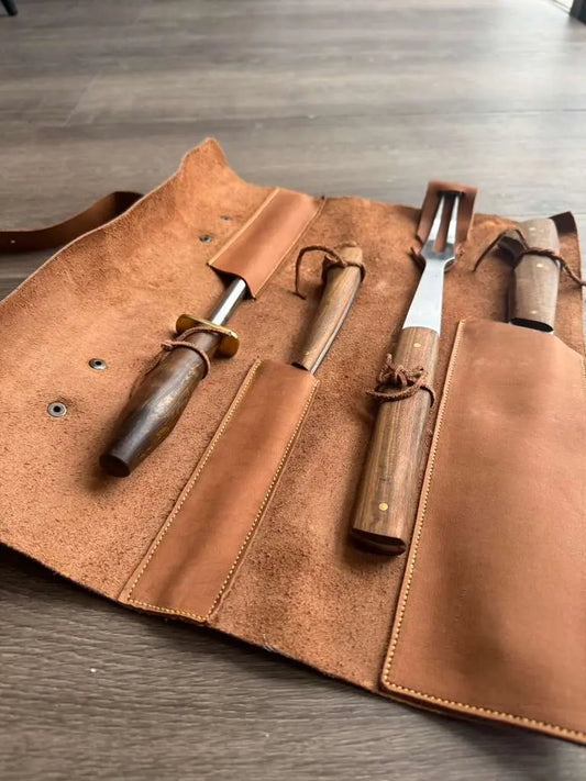 Filos y Más – Chaman Wood Handle Grill Set | Stainless Steel Knives, Fork & Sharpening Steel, Leather Roll-Up Sheath – 4 Pieces