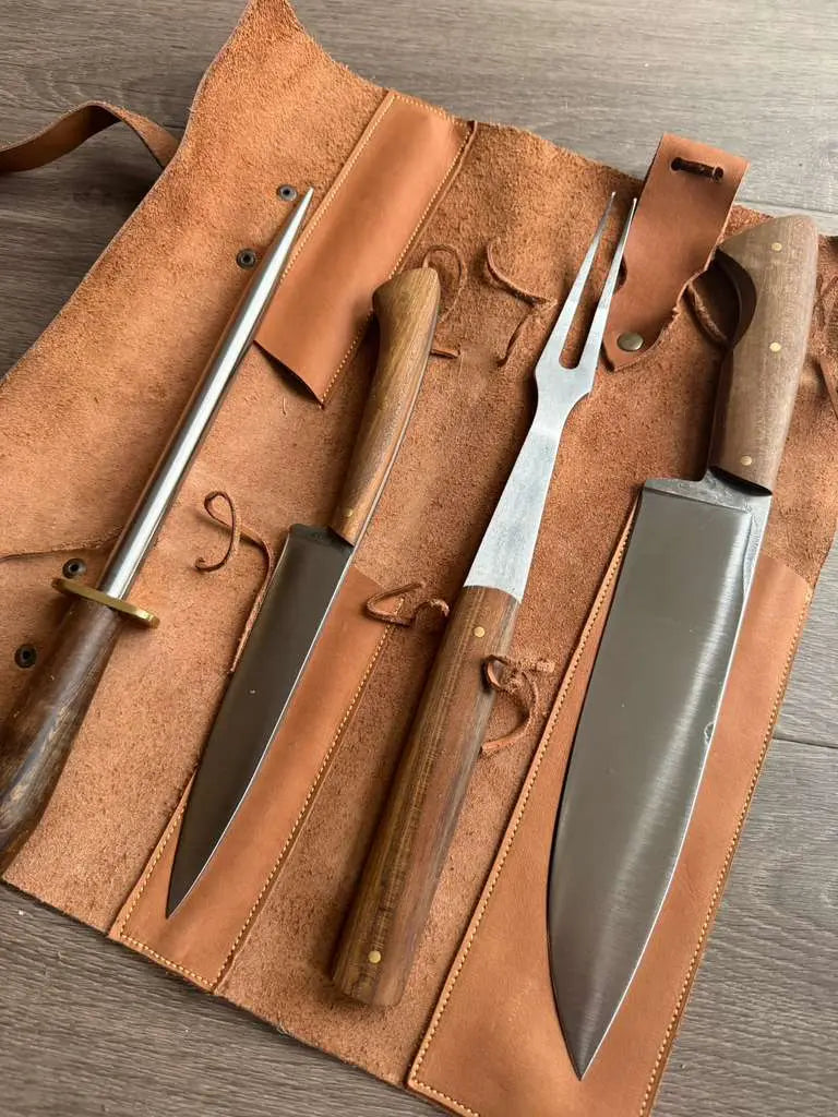 Filos y Más – Chaman Wood Handle Grill Set | Stainless Steel Knives, Fork & Sharpening Steel, Leather Roll-Up Sheath – 4 Pieces
